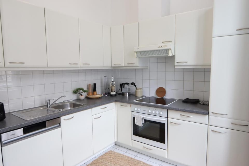Coffee/tea facilities, Kitchen or kitchenette, dishwasher, stove, toaster