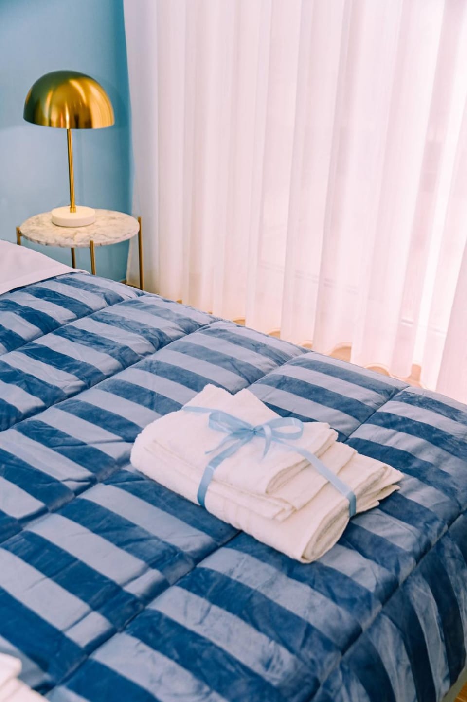 Bed, TV and multimedia, Photo of the whole room, Bedroom, towels