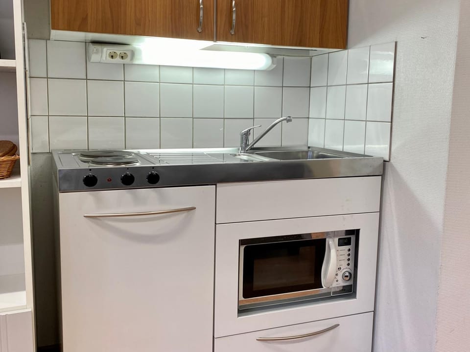 Kitchen or kitchenette, minibar, stove