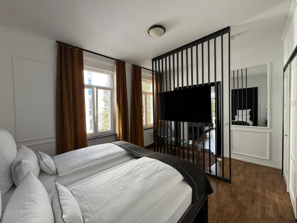 Bed, TV and multimedia, Bedroom