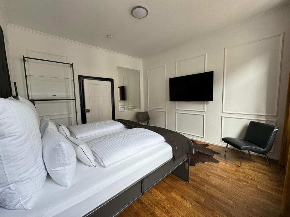 Bed, TV and multimedia, Bedroom