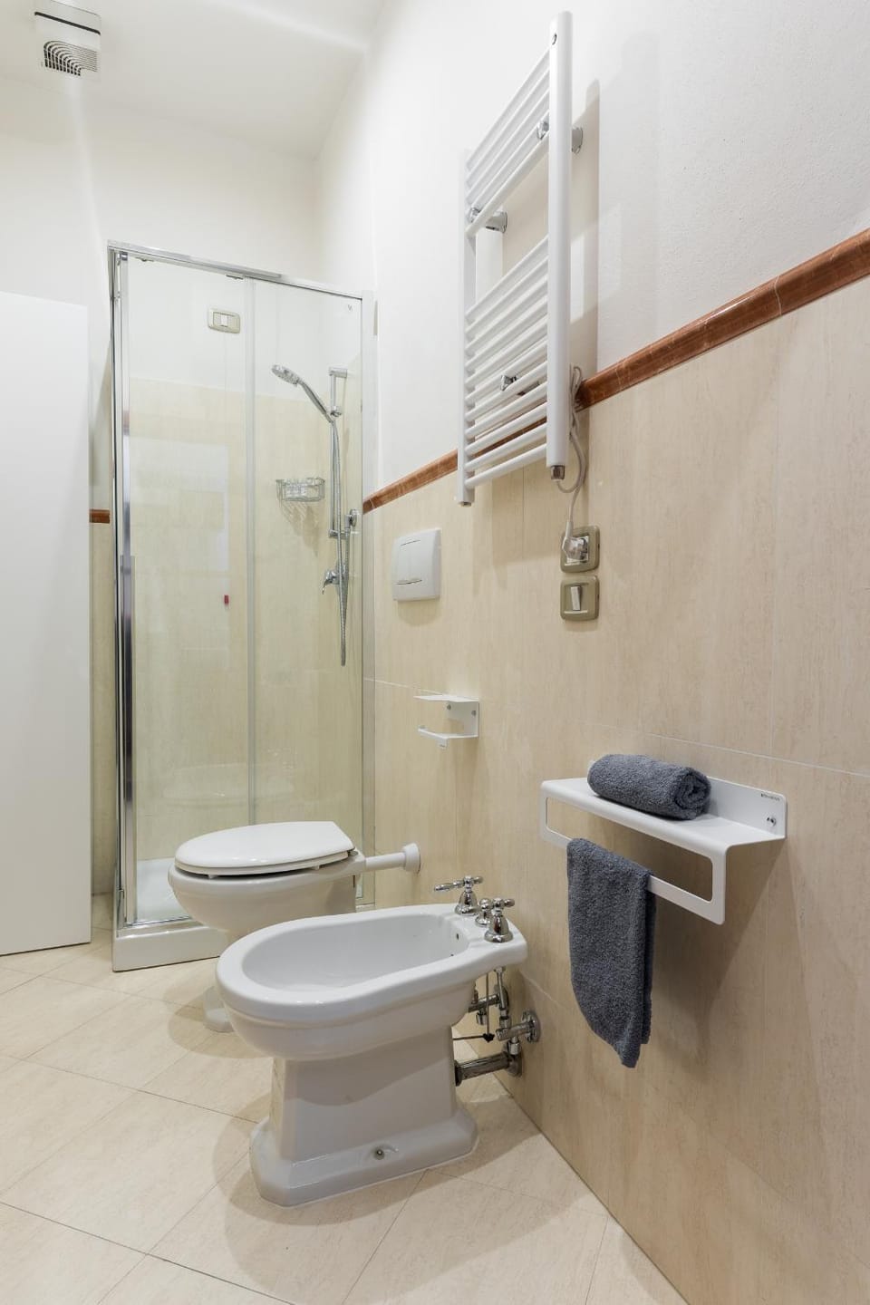 Shower, Toilet, Bathroom, bidet, towels