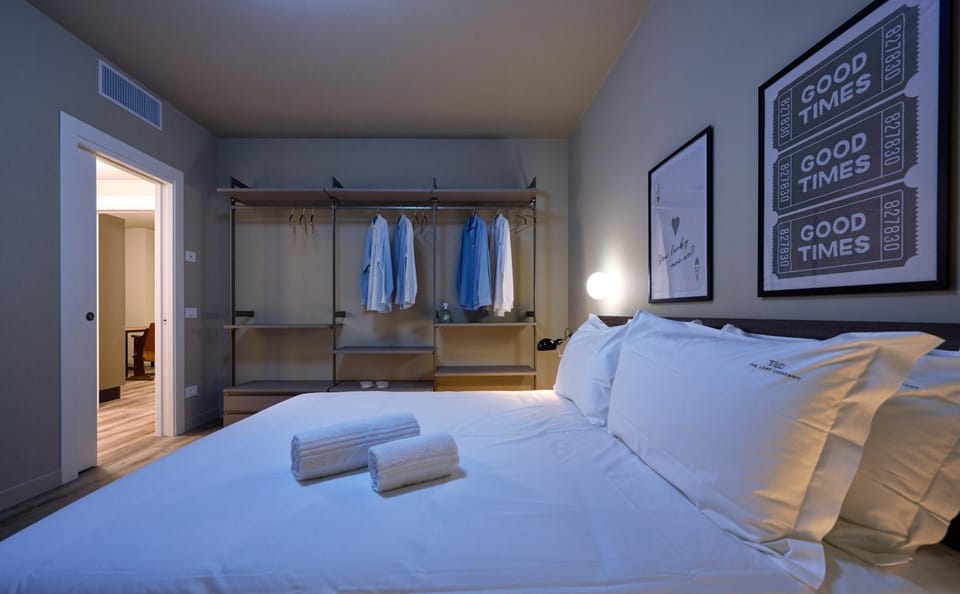 Bed, Photo of the whole room, Bedroom, towels