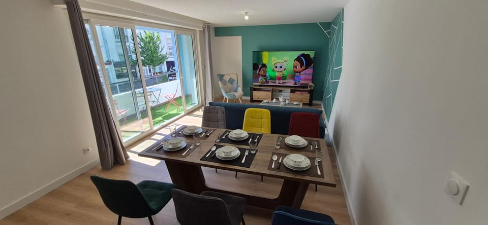 Communal lounge/ TV room, TV and multimedia, Living room, Seating area, Dining area, City view, City view
