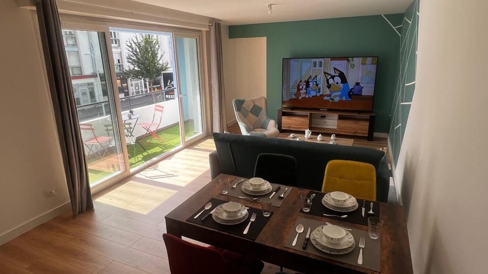 TV and multimedia, Living room, Seating area, Dining area