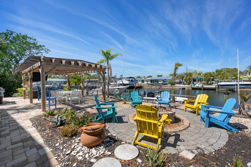 Manatee Cove! Canal side condo with water view! Half mile from AMI beaches! Apartment in Cortez