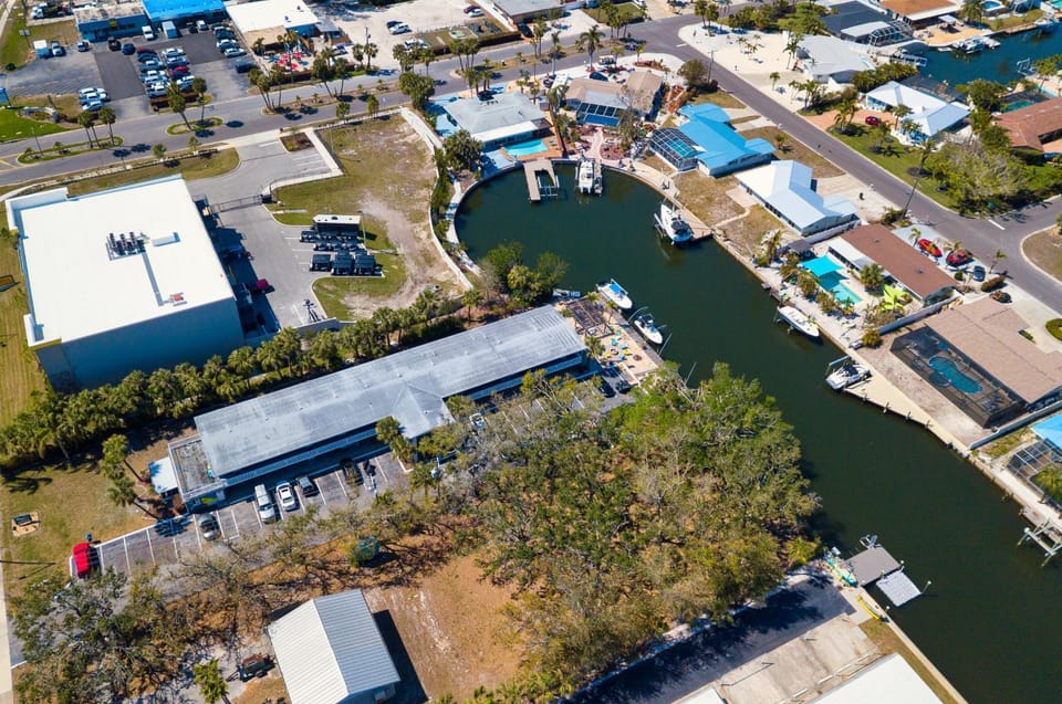 Manatee Cove! Canal side condo with water view! Half mile from AMI beaches! Apartment in Cortez
