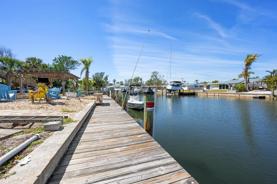 Manatee Cove! Canal side condo with water view! Half mile from AMI beaches! Apartment in Cortez
