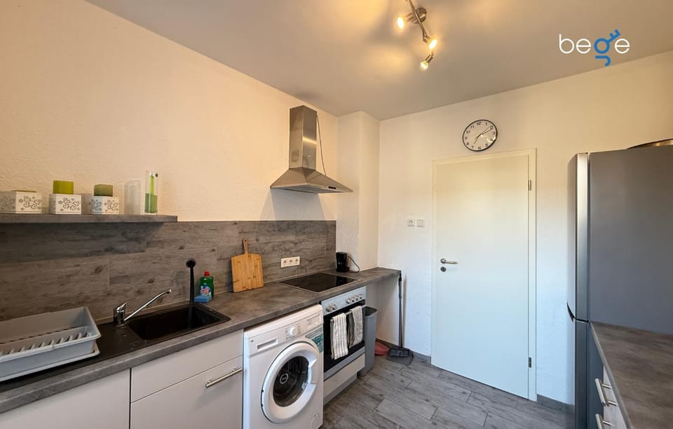 Kitchen or kitchenette, oven, toaster, washing machine