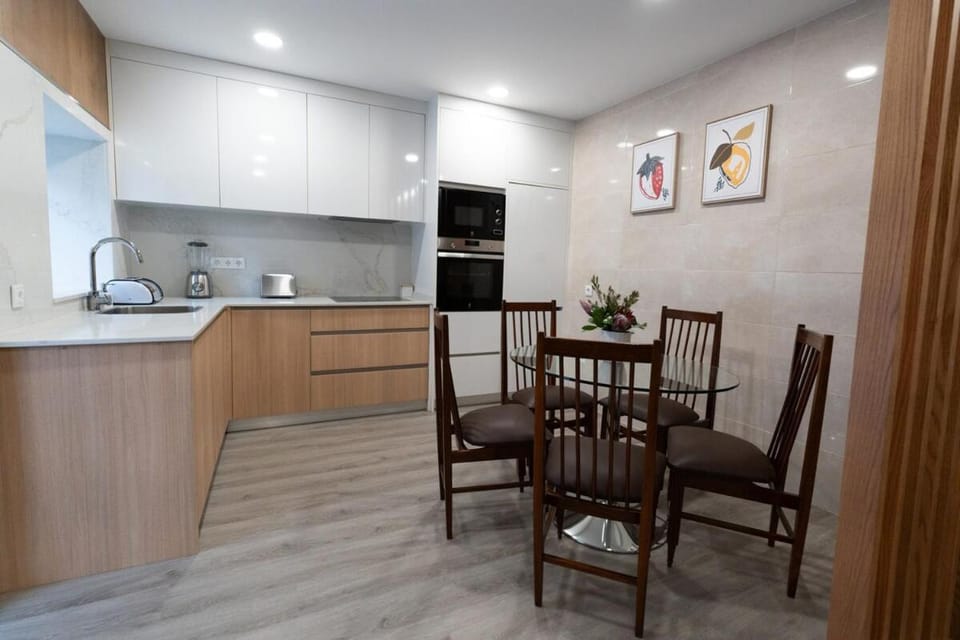 Kitchen or kitchenette, Dining area