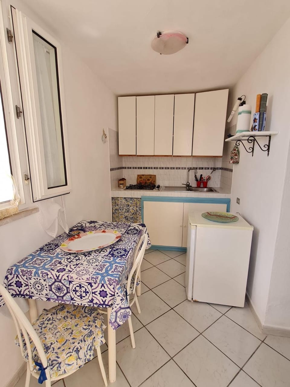 Kitchen or kitchenette, Dining area, minibar, stove