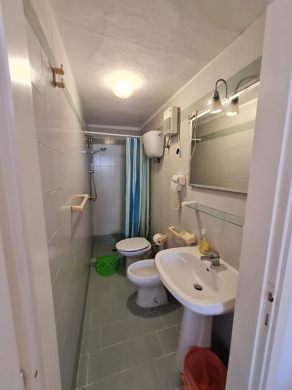 Shower, Toilet, Bathroom, bidet, towels