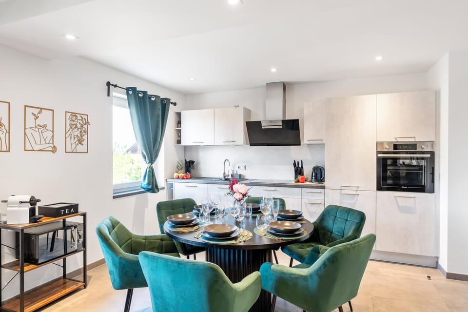 Coffee/tea facilities, Kitchen or kitchenette, Seating area, Dining area, Food, stove, kitchen