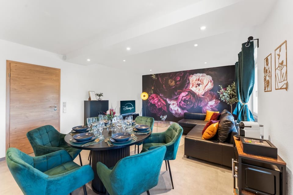 Communal lounge/ TV room, TV and multimedia, Coffee/tea facilities, Living room, Seating area, Dining area, Food, Breakfast, Lunch, Dinner