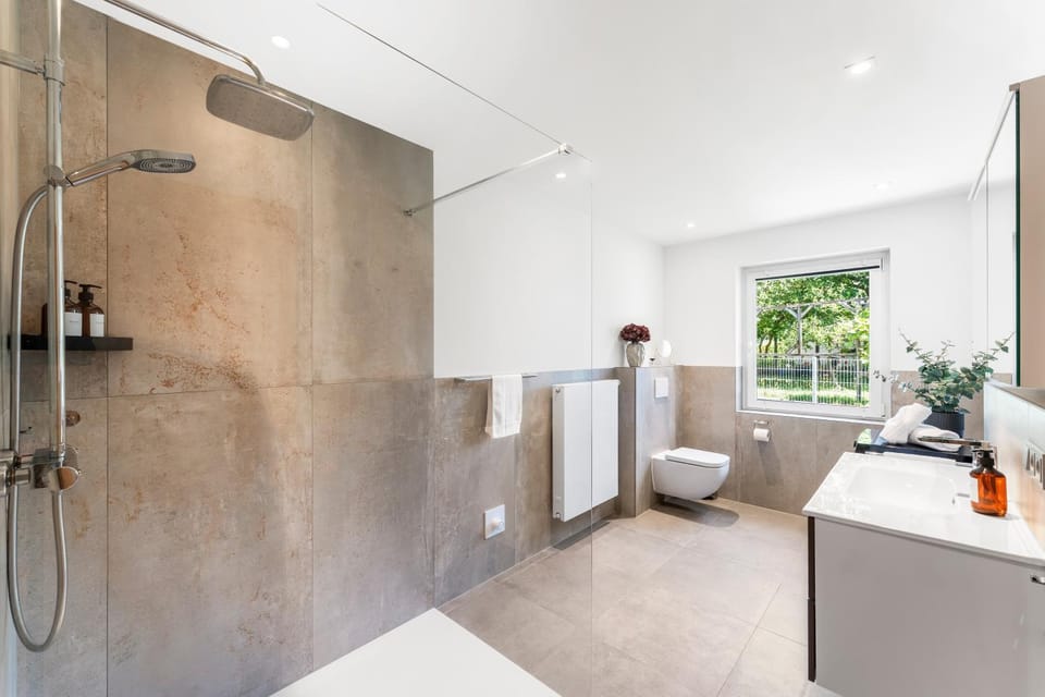 Shower, Toilet, Bathroom, towels