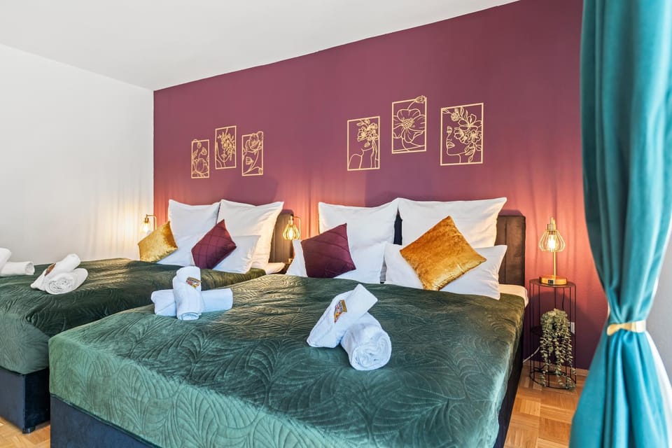 Bed, Decorative detail, Bedroom, towels