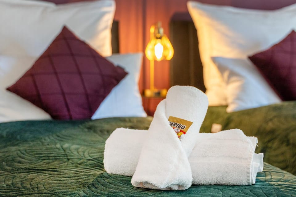 Bed, towels