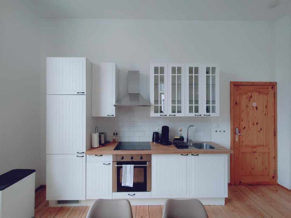 Kitchen or kitchenette, oven, stove