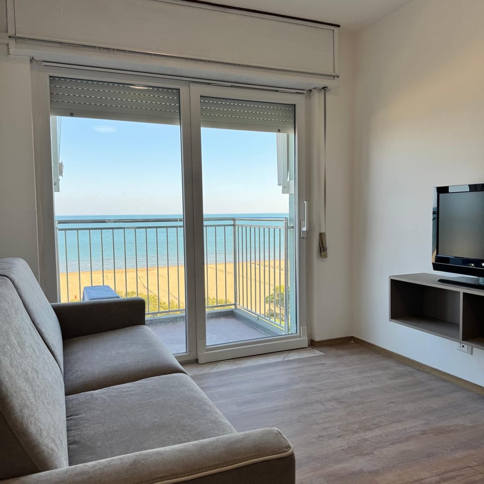 View (from property/room), Balcony/Terrace, Living room