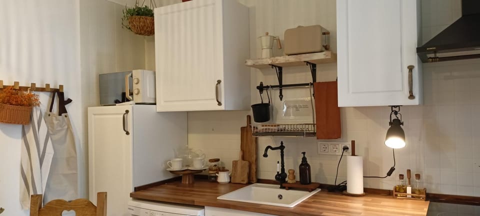 Coffee/tea facilities, Kitchen or kitchenette, stove