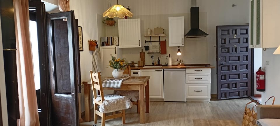 Kitchen or kitchenette, Dining area, stove