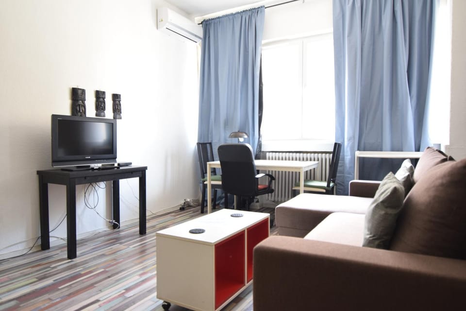 Communal lounge/ TV room, TV and multimedia, Living room, air conditioner