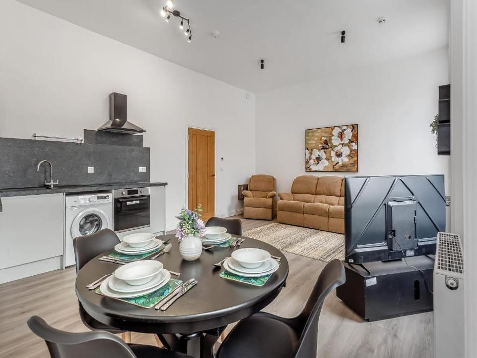 Kitchen or kitchenette, Living room, Seating area, Dining area