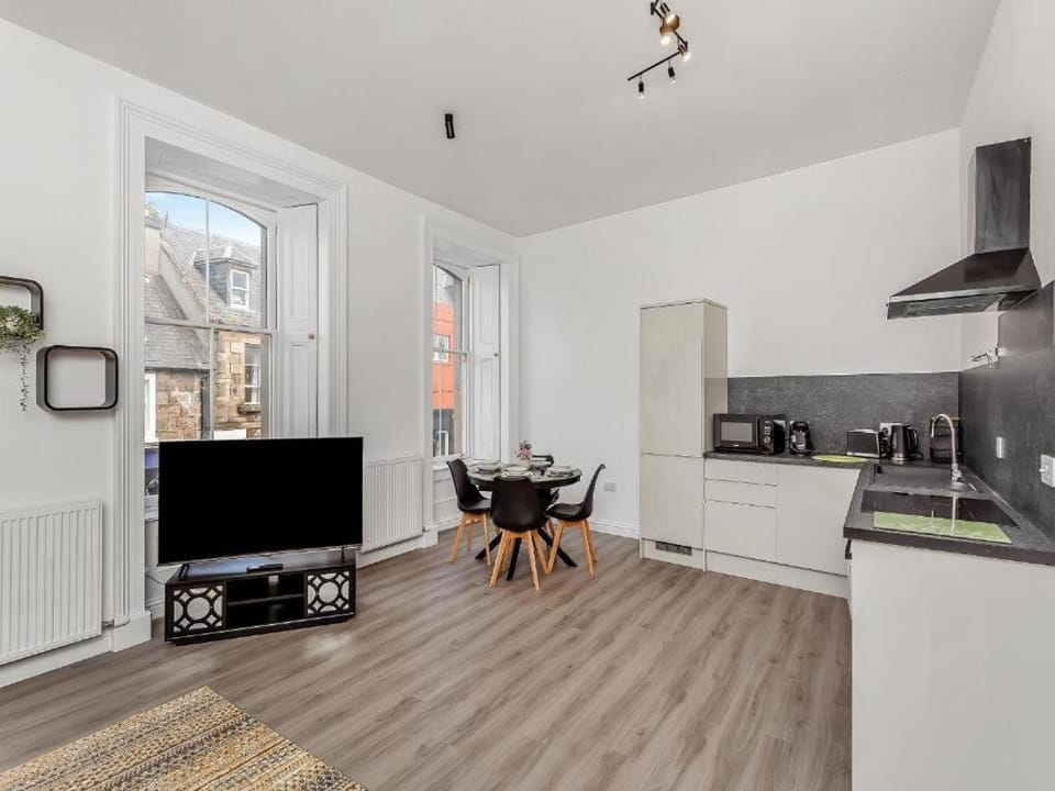 Communal lounge/ TV room, Kitchen or kitchenette, Dining area