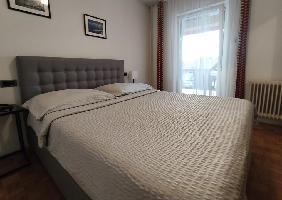 Property building, Bed, Bedroom