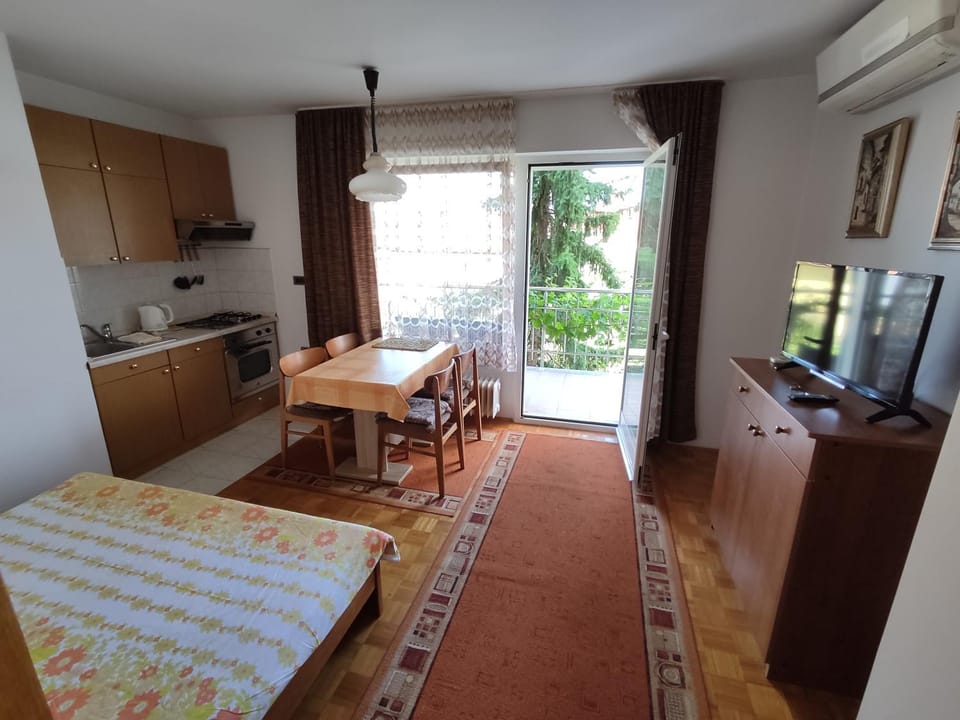 Kitchen or kitchenette, Living room, Dining area, Dinner, kitchen