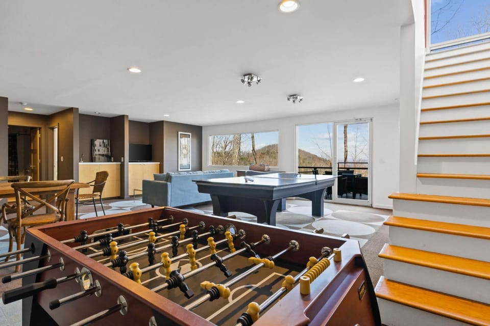 Mtn Views Sleeps 8 Hot Tub Game Room Fireplace House in Georgia