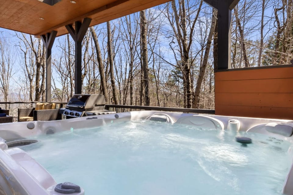 Mtn Views Sleeps 8 Hot Tub Game Room Fireplace House in Georgia