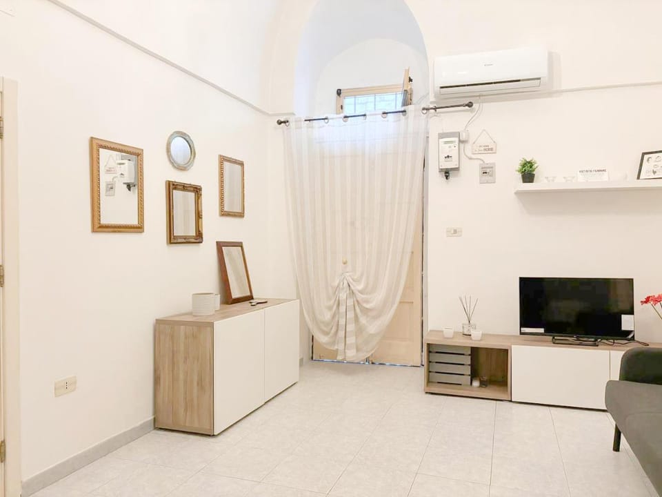 Communal lounge/ TV room, TV and multimedia, Living room, air conditioner