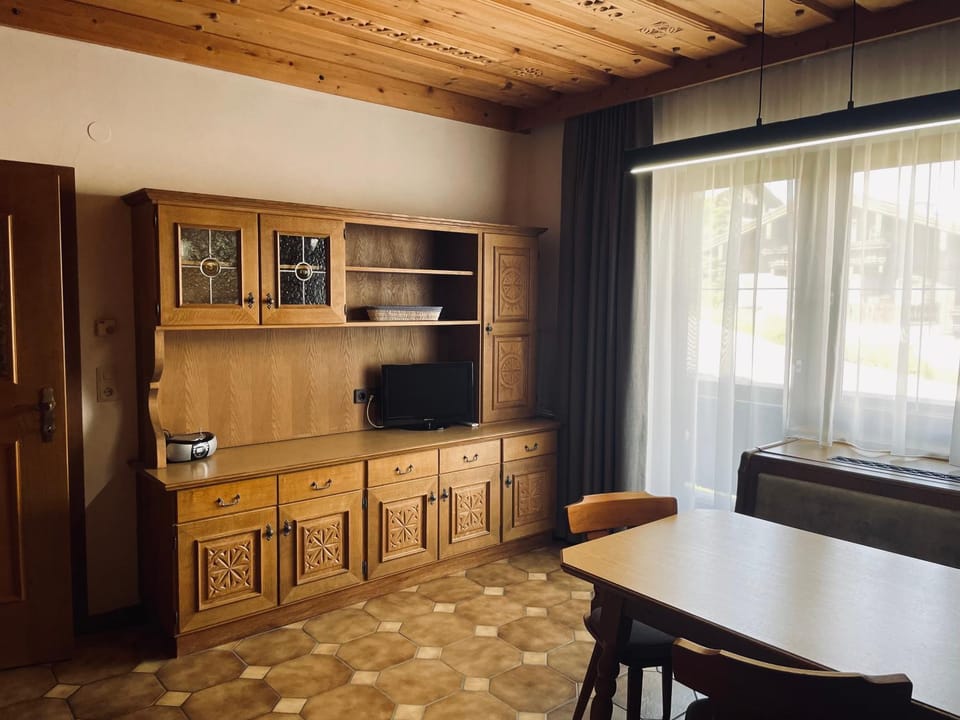 TV and multimedia, Living room, Dining area