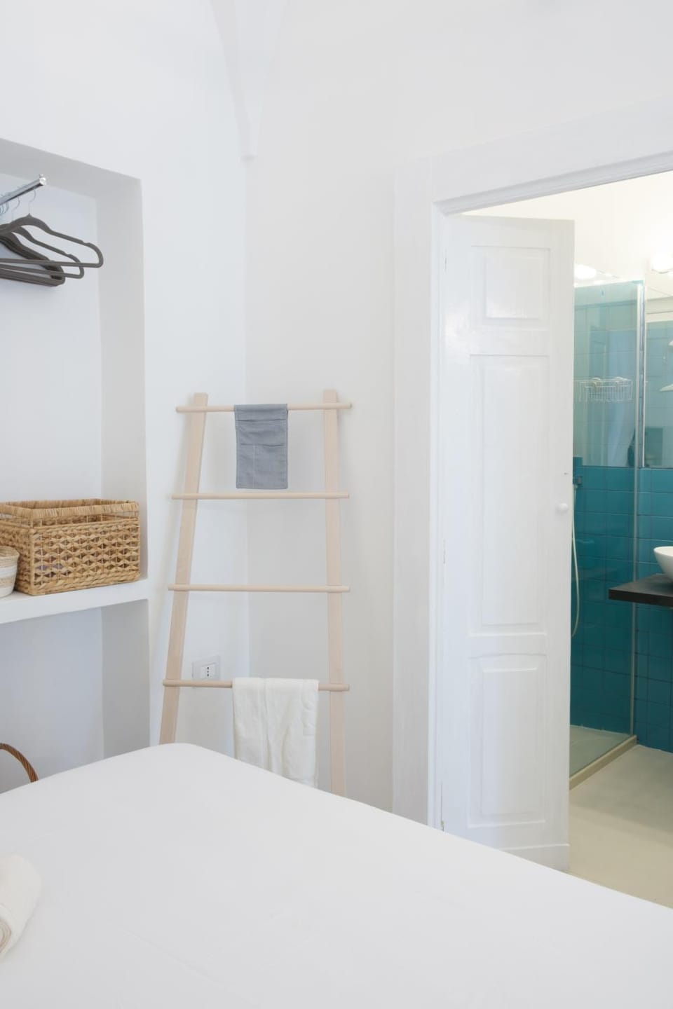 Bed, Photo of the whole room, wardrobe