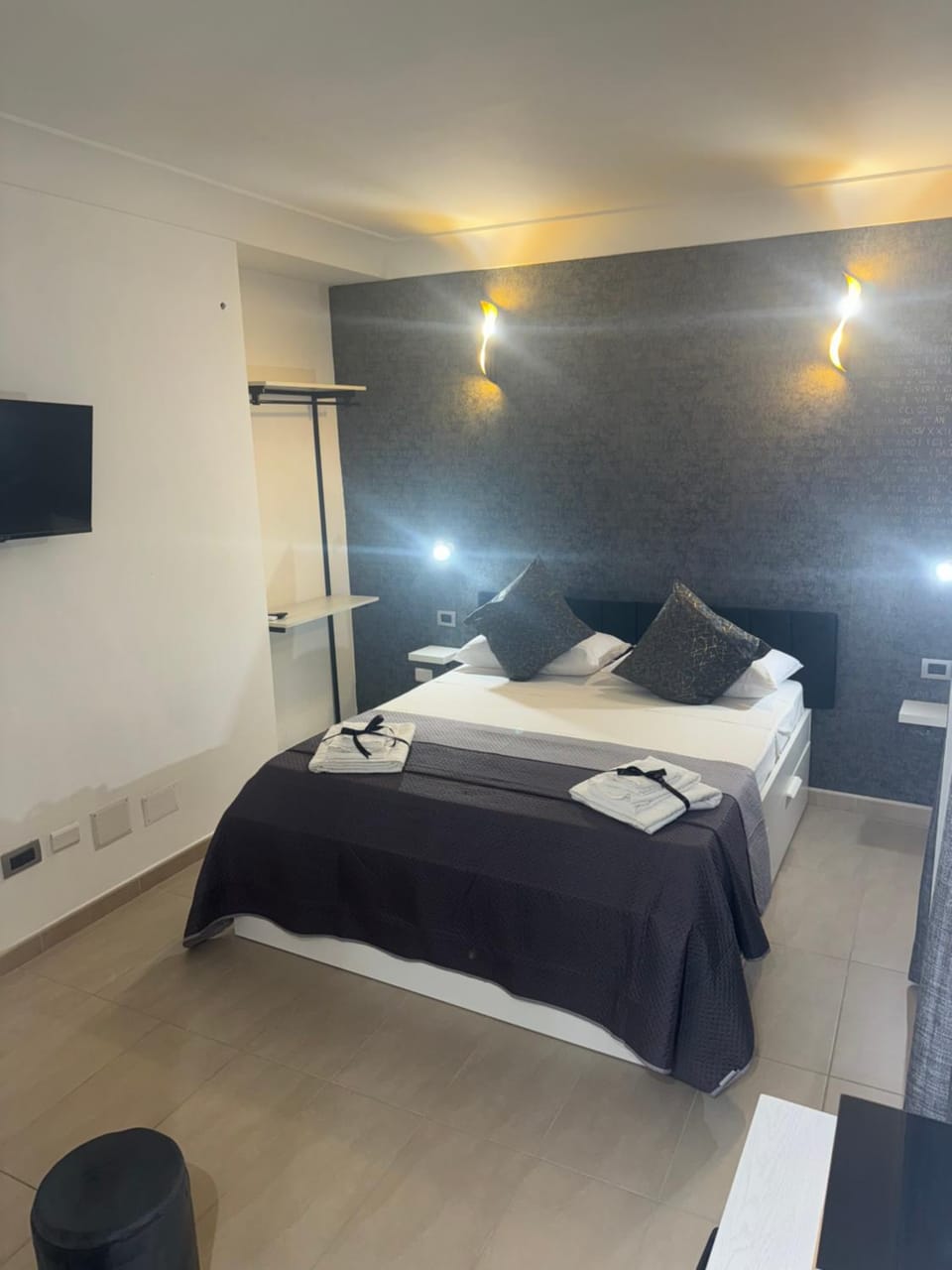 Bed, TV and multimedia, Photo of the whole room, Bedroom, towels
