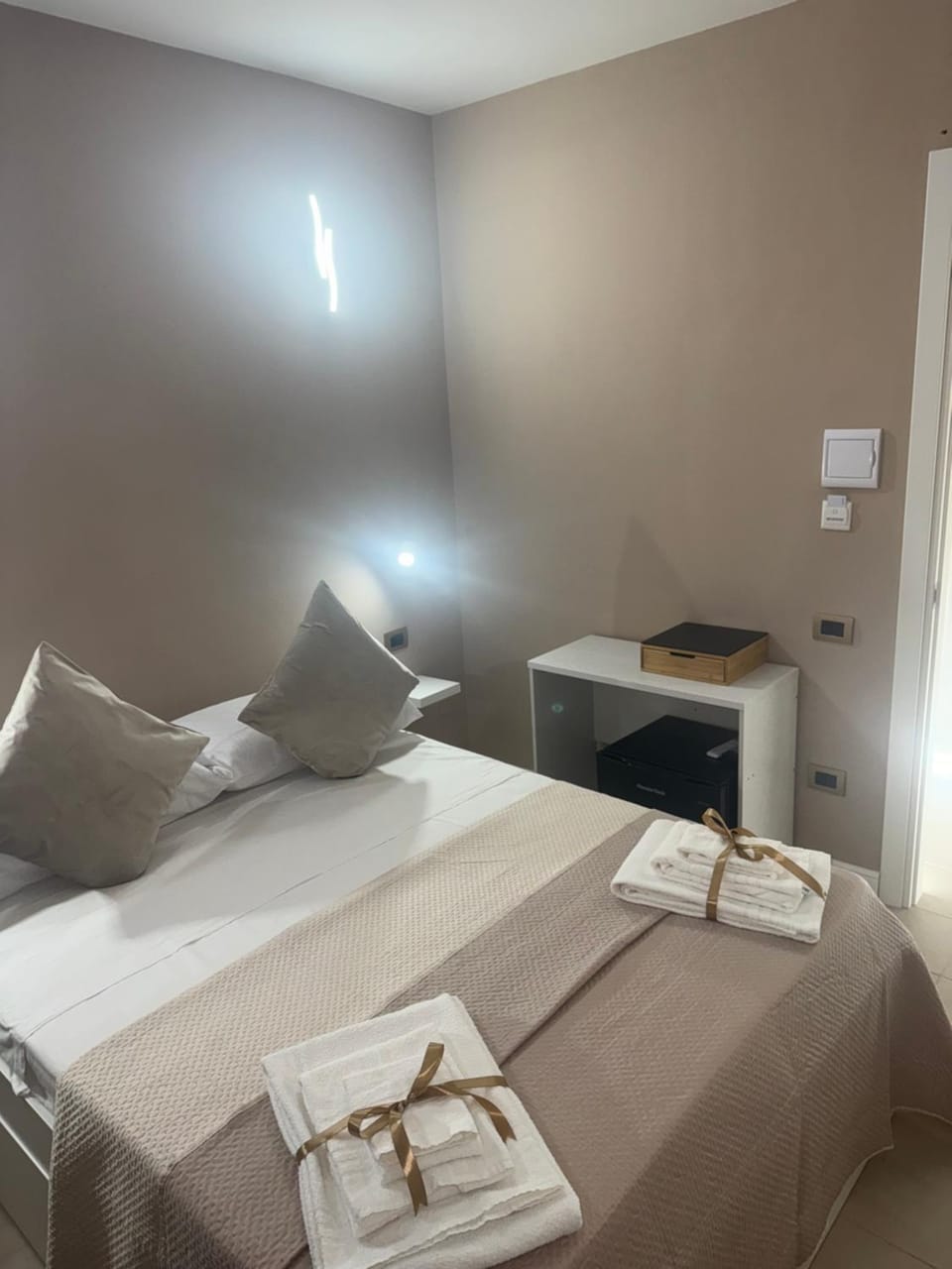 Bed, Photo of the whole room, Bedroom, towels