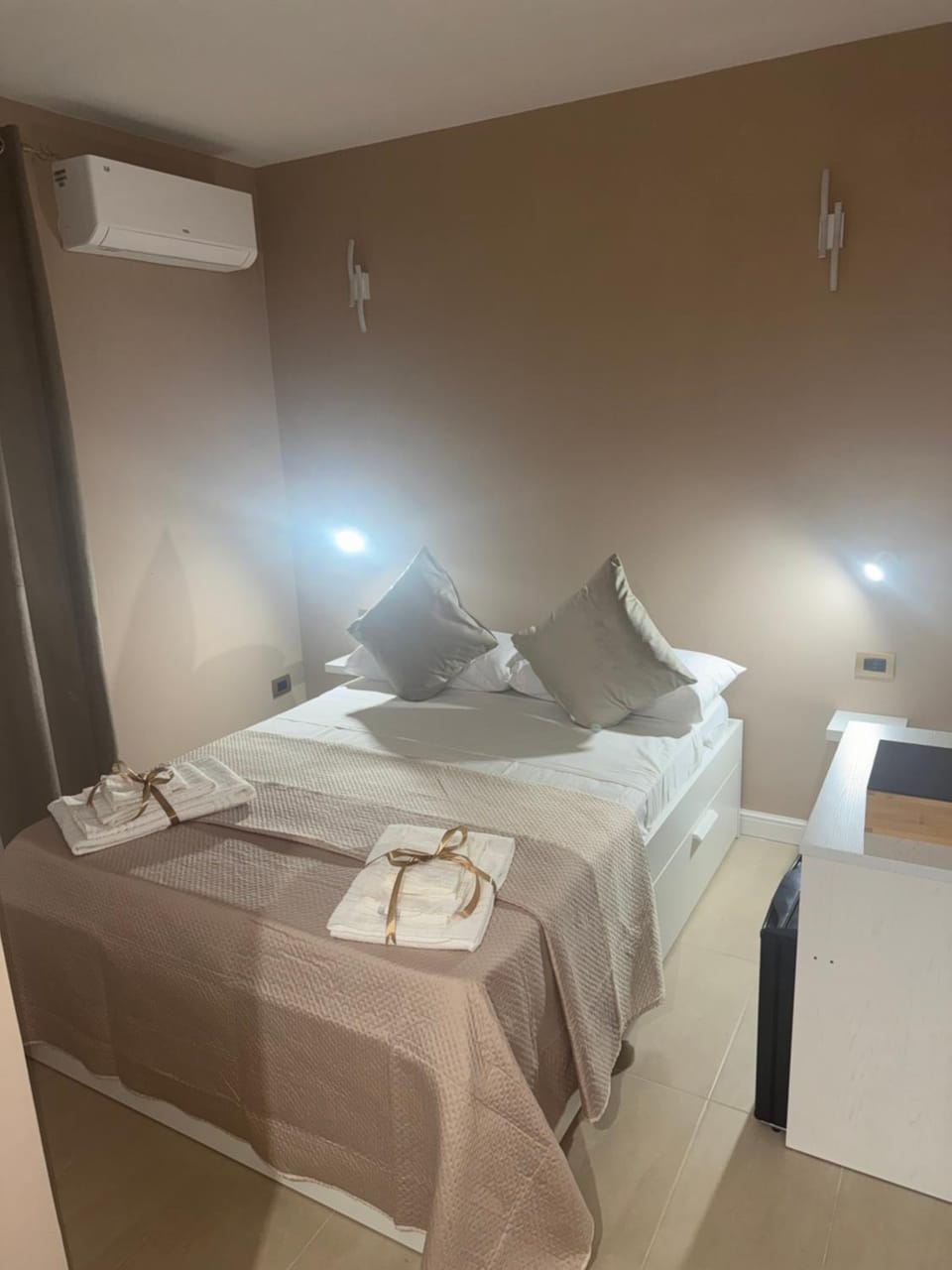 Bed, Photo of the whole room, Bedroom, towels, air conditioner
