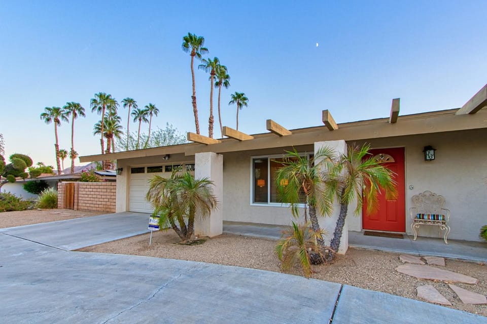 Vintage Paseo Getaway House in Indian Wells