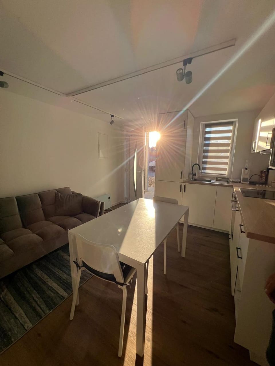 Kitchen or kitchenette, Living room, Seating area, Dining area