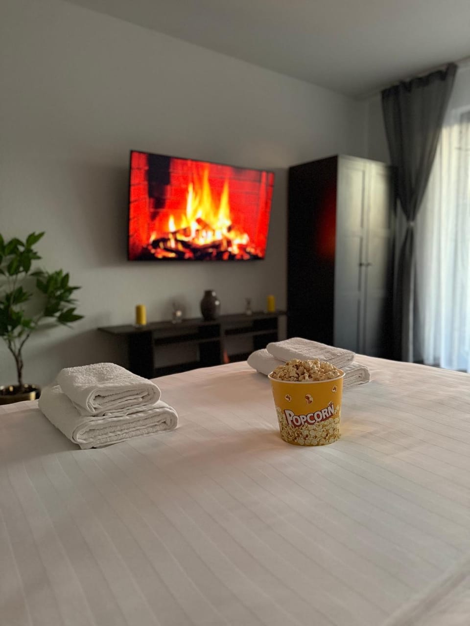 Bed, TV and multimedia, Bedroom