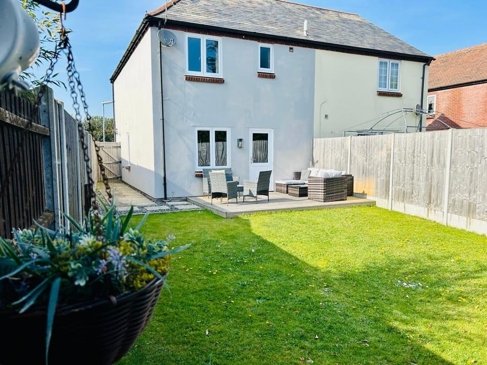 Property building, Patio, Garden, Seating area, Garden view, pet friendly