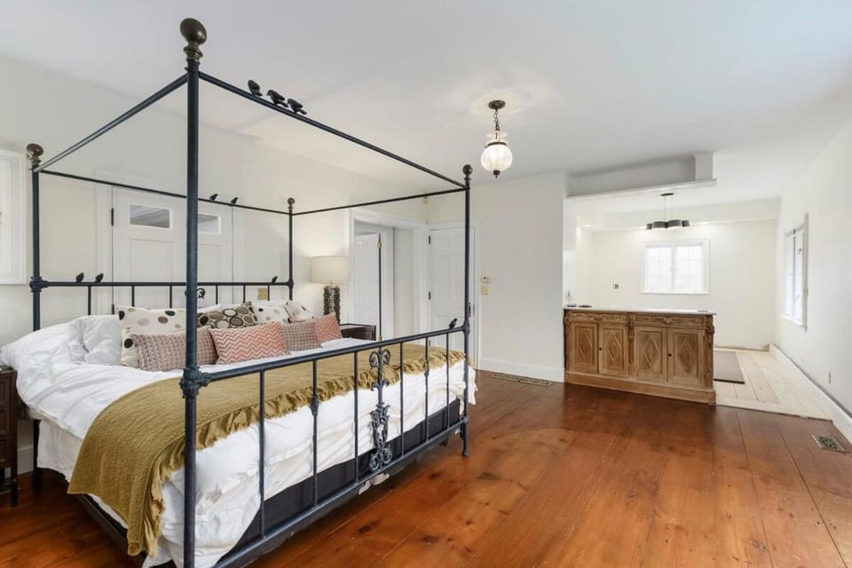 Bed, Seating area, Bedroom