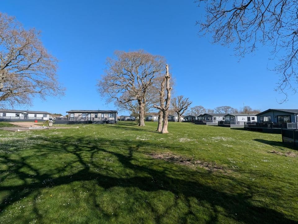 Relaxing Retreat with Hot Tub Apartment in Brading