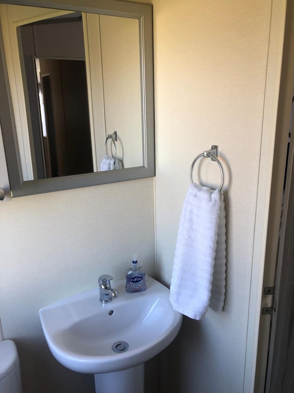 Relaxing Retreat with Hot Tub Apartment in Brading