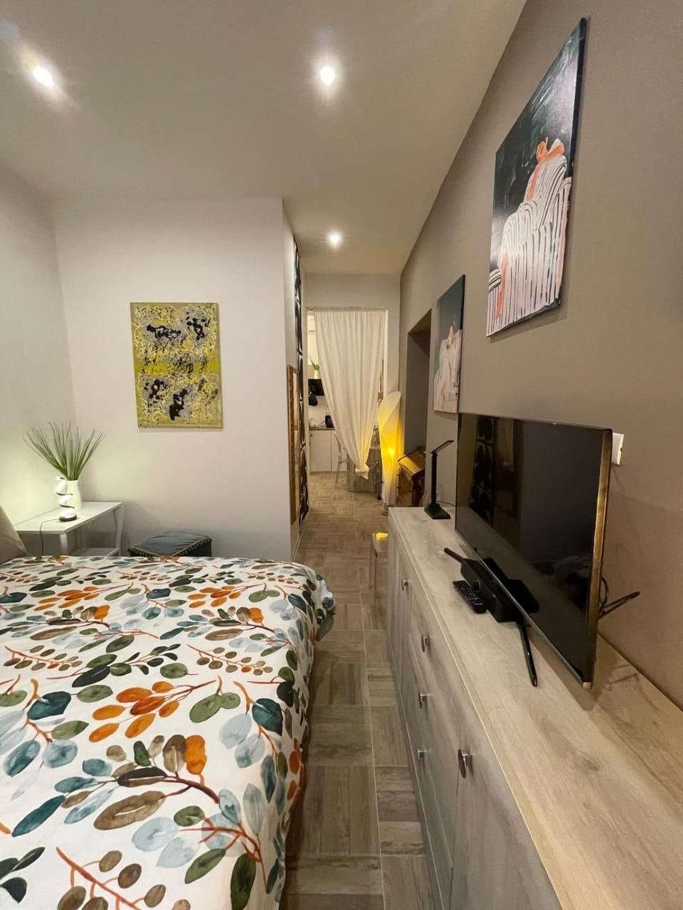 Photo of the whole room, Bedroom