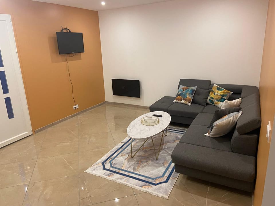 Appartement T3 dans une villa au calme Apartment in 06340 La Trinité, France