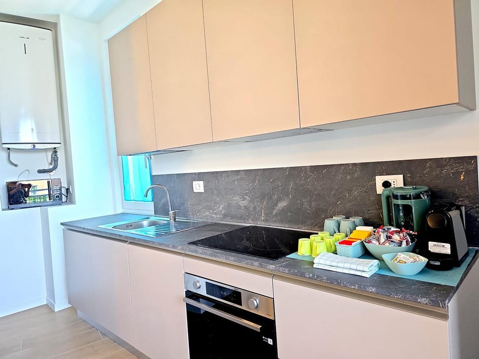 Coffee/tea facilities, Kitchen or kitchenette, oven, stove