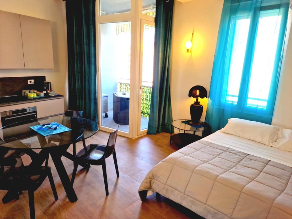 Bed, Kitchen or kitchenette, Living room, Photo of the whole room, Seating area, Dining area, oven, stove