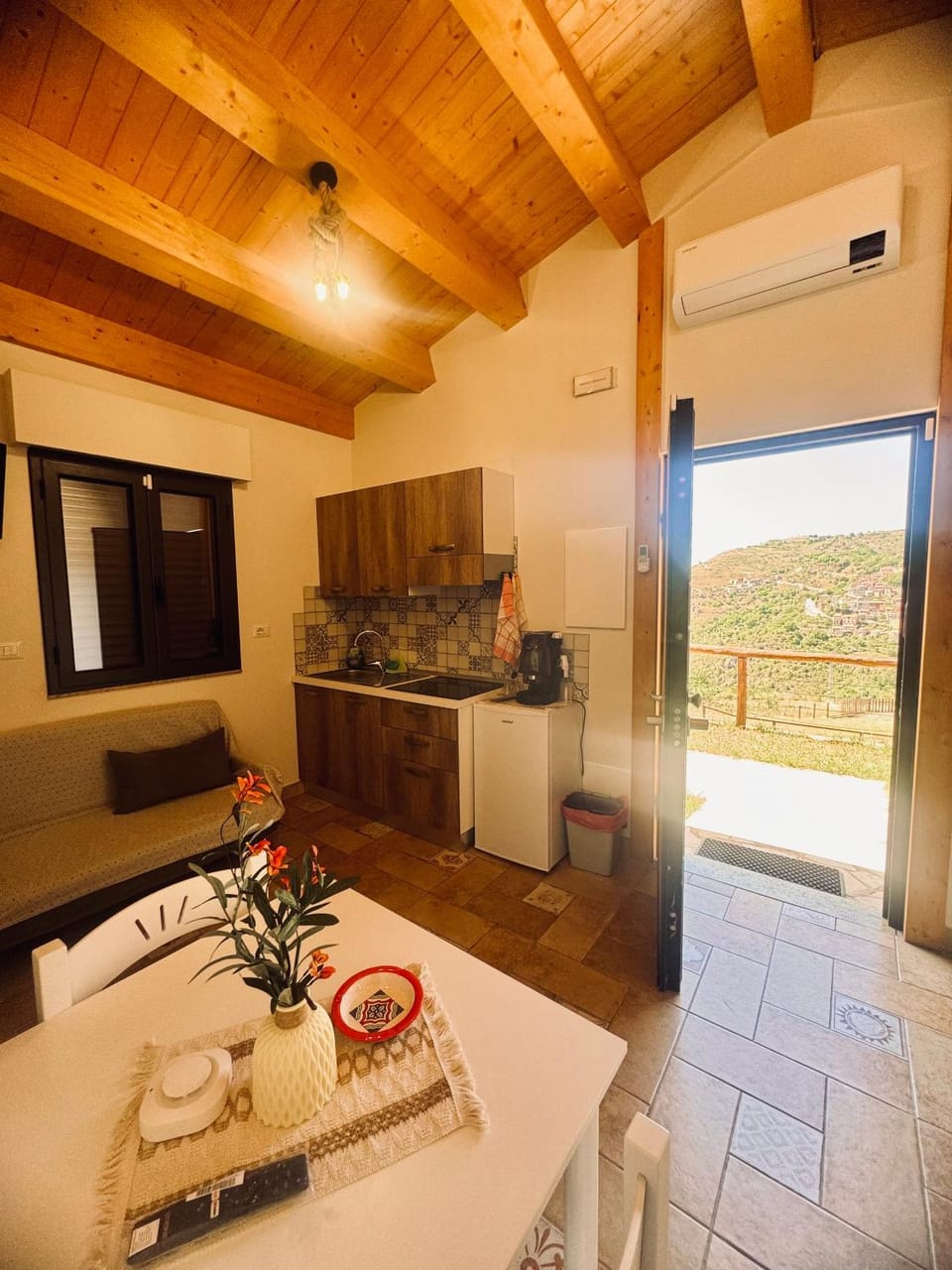 Kitchen or kitchenette, Dining area